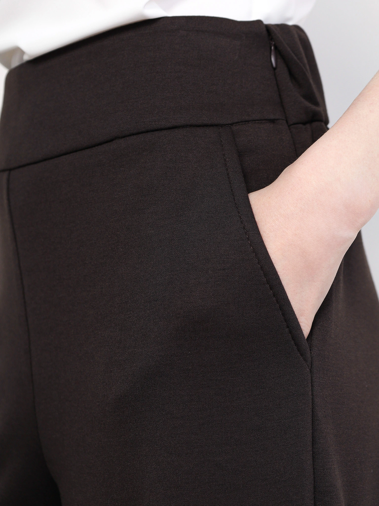 Брюки трикотажные темно-коричневого цвета расклешенного кроя